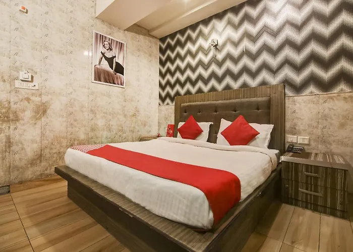 Collection O 76248 Hotel D Crown
