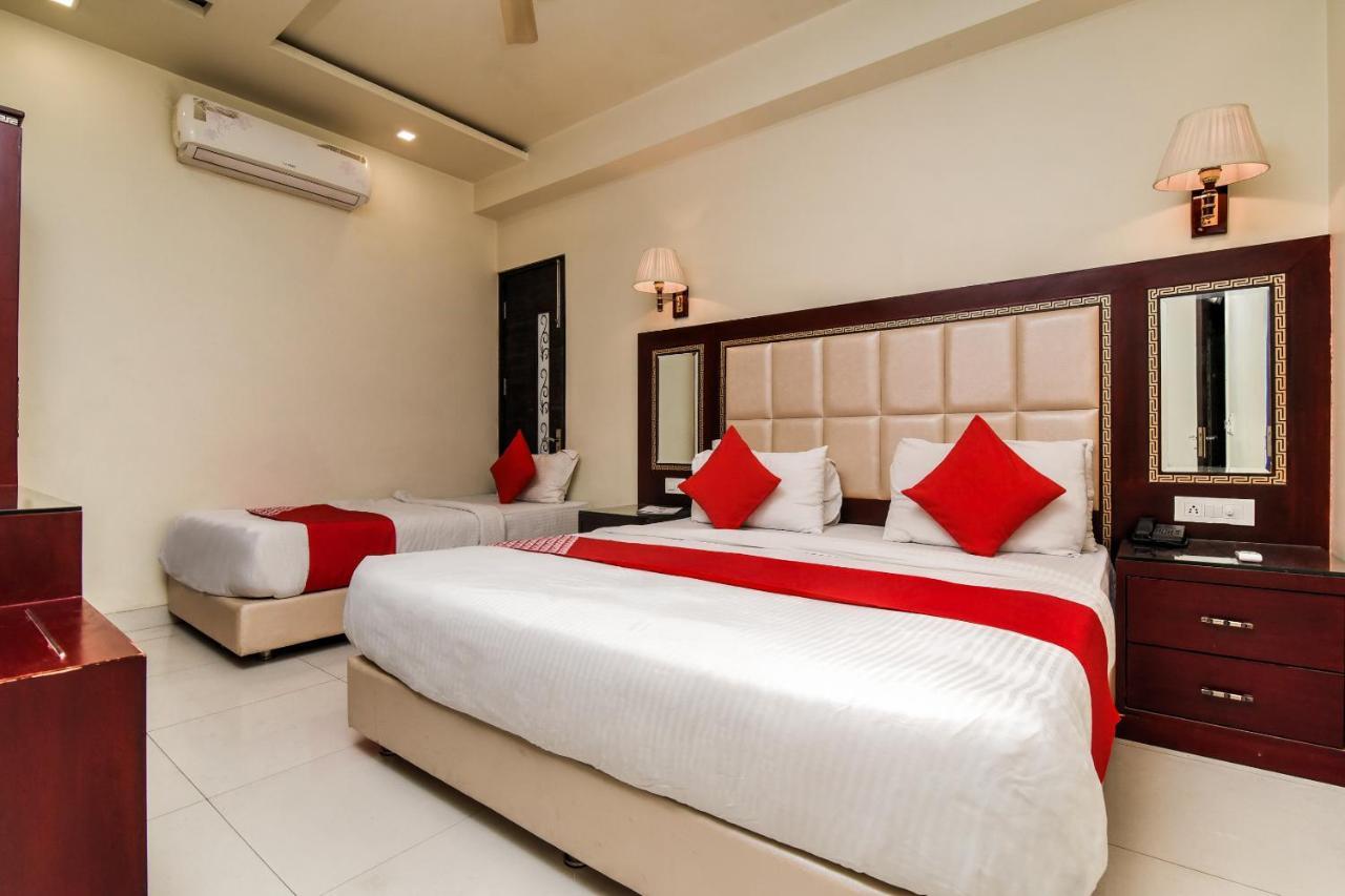 Collection O 76248 D Crown Hotel 3*