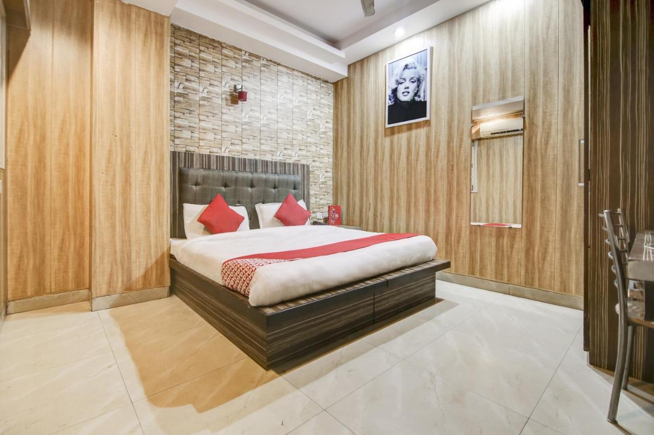 Collection O 76248 D Crown Hotel 3*