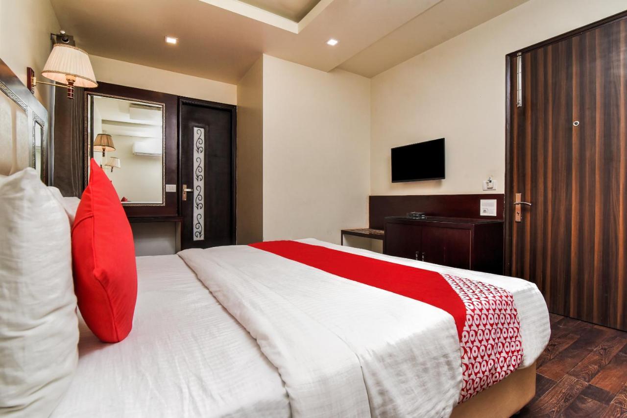 Hotel Collection O 76248 D Crown